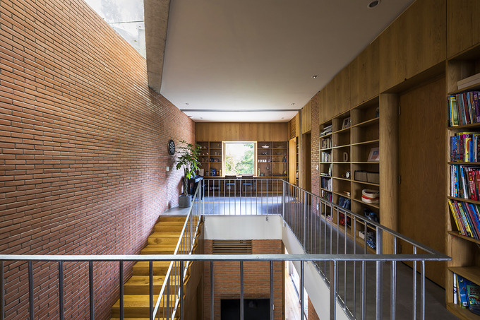 Các kệ sách bố trí dọc hành lang, trông như một thư viện sách. Các kệ sách bố trí dọc hành lang, trông như một thư viện sách.