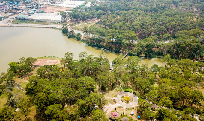 Hồ Than Thở nằm giữa khu rừng thông hoang sơ, cách trung tâm thành phố Đà Lạt khoảng 6 km, theo trục đường Quang Trung - Hồ Xuân Hương. Trước kia, vùng này có một cái ao gọi là Tơ Nô Pang Đòng. Vào năm 1917, người Pháp đắp đập, xây dựng hồ chứa nước rộng 8,5 ha, cung cấp nước sinh hoạt cho thành phố Đà Lạt, tạo thành hồ như hiện nay. Hồ Than Thở nằm giữa khu rừng thông hoang sơ, cách trung tâm thành phố Đà Lạt khoảng 6 km, theo trục đường Quang Trung - Hồ Xuân Hương. Trước kia, vùng này có một cái ao gọi là Tơ Nô Pang Đòng. Vào năm 1917, người Pháp đắp đập, xây dựng hồ chứa nước rộng 8,5 ha, cung cấp nước sinh hoạt cho thành phố Đà Lạt, tạo thành hồ như hiện nay.