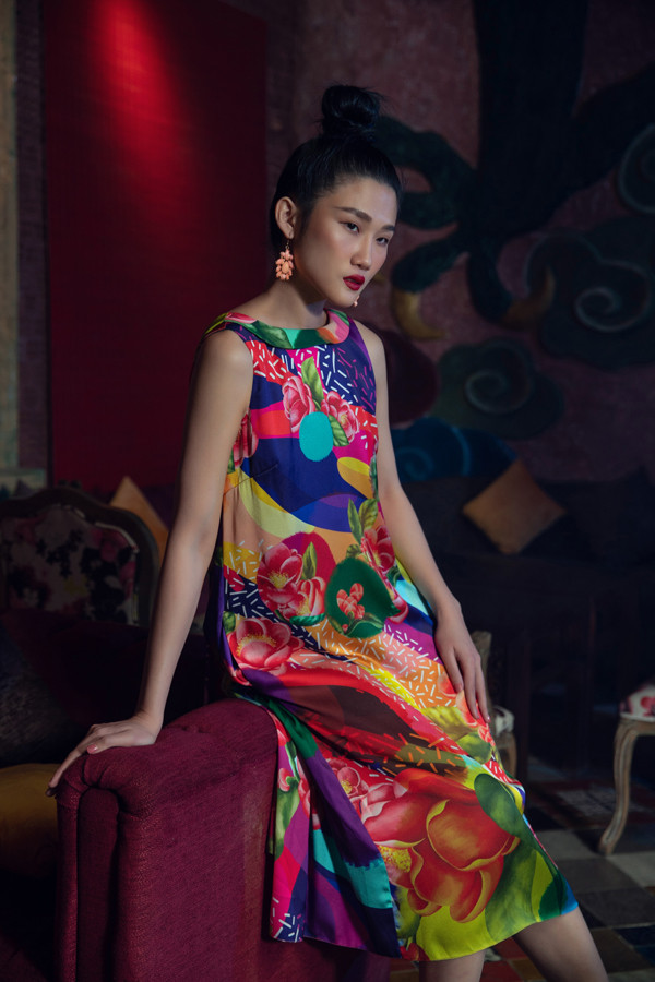 Các mẫu váy suông với chi tiết sát nách, cổ tròn, cổ V đổ sâu được tận dụng để mang lại sự thoải mái cho phái đẹp trong mùa nắng.