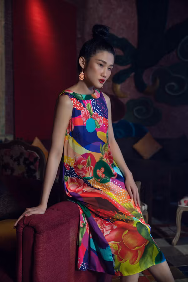 Các mẫu váy suông với chi tiết sát nách, cổ tròn, cổ V đổ sâu được tận dụng để mang lại sự thoải mái cho phái đẹp trong mùa nắng.