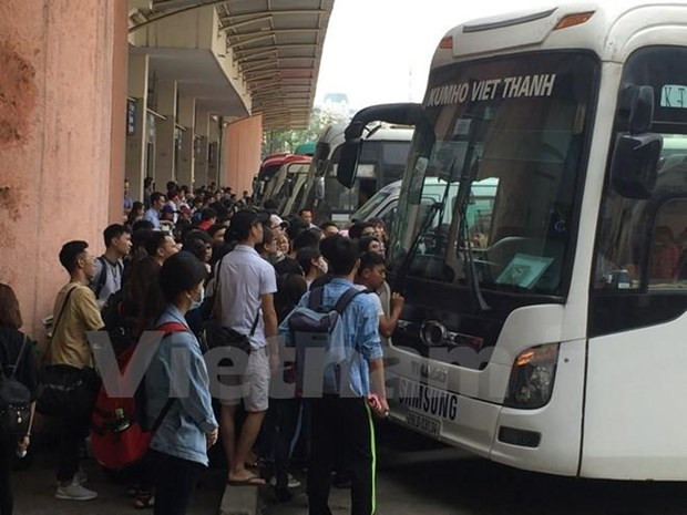 Hành khách chờ lên xe để về quê trong các dịp nghỉ lễ. (Ảnh: Việt Hùng/Vietnam+)