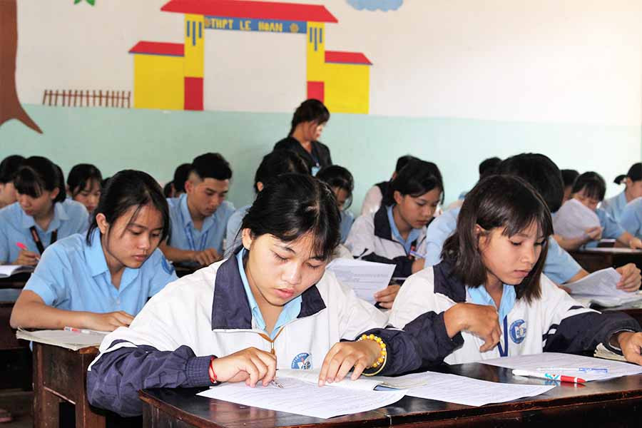  Học sinh lớp 12 toàn tỉnh đang tập trung ôn tập cho kỳ thi THPT Quốc gia 2019 sẽ được tổ chức vào cuối tháng 6 tới. Ảnh: N.G