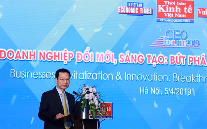 Bộ trưởng Bộ TT&TT Nguyễn Mạnh Hùng phát biểu tại Diễn đàn CEO 2019. Ảnh:TBKT. Dám chấp nhận cái mới để sai nhanh hơn, với chi phí rẻ hơn