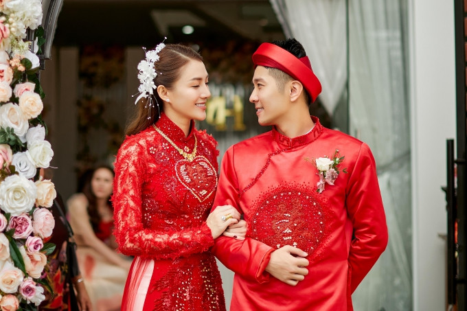  Lê Hà cảm thấy may mắn vì tìm được người đàn ông tốt, tính cách hiền lành và cùng cô xây dựng hạnh phúc hôn nhân. 'Một nửa' của Lê Hà tên Võ Trần Hiếu, 27 tuổi và hiện kinh doanh một chuỗi cửa hàng trà sữa nổi tiếng với giới trẻ. Anh cũng sở hữu ngoại hình điển trai, được khen xứng đôi với Lê Hà.