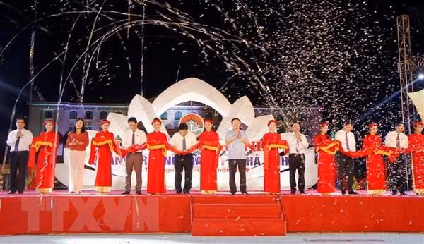  Phó Thủ tướng Vương Đình Huệ và các đại biểu cắt băng khánh thành. (Ảnh: Phan Quân/TTXVN)