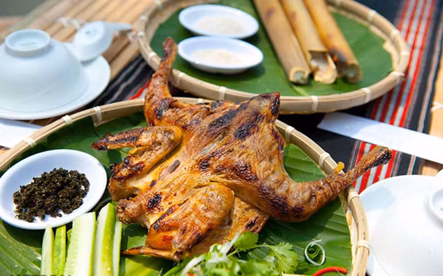  Cơm lam gà nướng. Ảnh: K.N.B