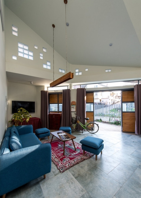  Trên tổng diện tích 200 m2 chủ nhân ngôi nhà sử dụng rất ít tường ngăn để các thành viên có thể giao lưu, trò chuyện với nhau dù đang làm bất kể việc gì.