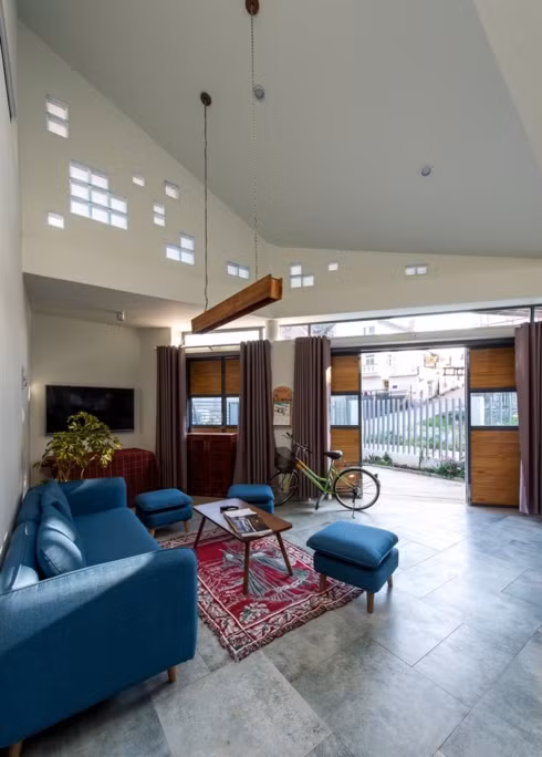  Trên tổng diện tích 200 m2 chủ nhân ngôi nhà sử dụng rất ít tường ngăn để các thành viên có thể giao lưu, trò chuyện với nhau dù đang làm bất kể việc gì.