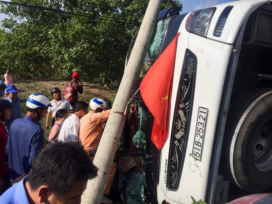 Tông gãy cột điện