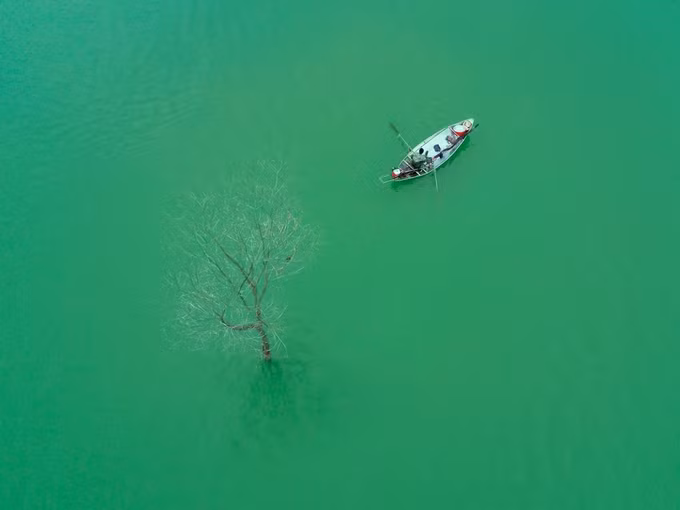 Hồ Đồng Mô vốn là một địa điểm du lịch nổi tiếng của thị xã Sơn Tây, Hà Nội đẹp như tranh thủy mặc. Đến đây, du khách thỏa sức chiêm ngưỡng thiên nhiên, cắm trại trong không gian xanh mát.