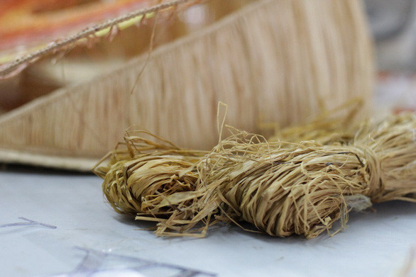 Raffia - chất liệu cói yêu thích của Hải Minh. Để mang đến những sản phẩm nhiều màu sắc hơn, Minh cho nhuộm những sợi raffia này bằng rau củ - Ảnh: L.I.  Raffia - chất liệu cói yêu thích của Hải Minh. Để mang đến những sản phẩm nhiều màu sắc hơn, Minh cho nhuộm những sợi raffia này bằng rau củ - Ảnh: L.I.