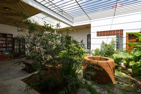 Giếng nước trong sân vườn. Giếng nước trong sân vườn.