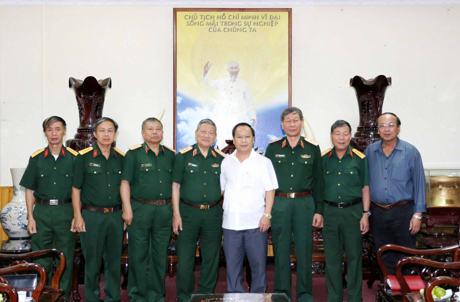 Đồng chí Phó Bí thư Tỉnh ủy chụp ảnh lưu niệm cùng với đoàn. Ảnh: Đăng Vũ