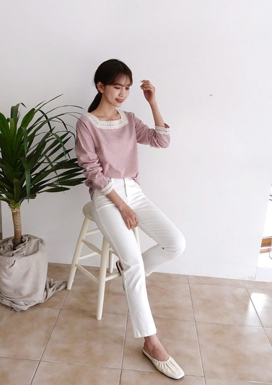 Đối lập với những cô nàng yêu màu rực rỡ vào mùa hè là phong cách nhẹ nhàng của bạn gái chuộng màu thanh nhã. Đối lập với những cô nàng yêu màu rực rỡ vào mùa hè là phong cách nhẹ nhàng của bạn gái chuộng màu thanh nhã.