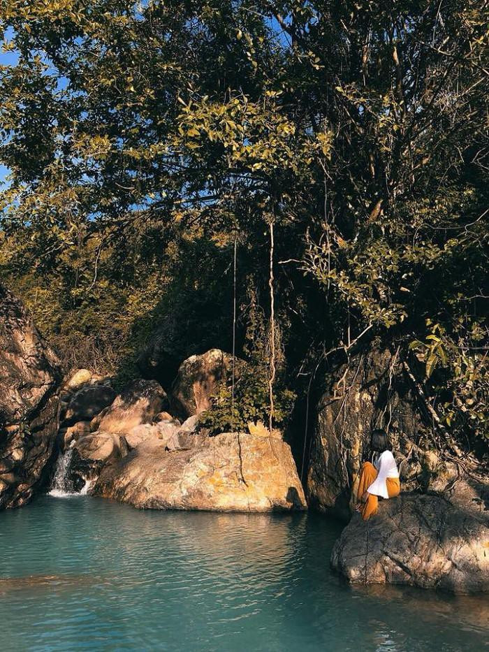 Gần đây, một số bạn trẻ thập phương đến đây và gọi là Suối Đá, vì đá trên dòng suối được thiên nhiên tạo nên rất đẹp và hùng vĩ. Gần đây, một số bạn trẻ thập phương đến đây và gọi là Suối Đá, vì đá trên dòng suối được thiên nhiên tạo nên rất đẹp và hùng vĩ.