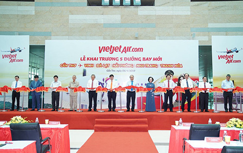 Nghi thức cắt băng khai trương 5 đường bay mới của Vietjet tại Cần Thơ.
