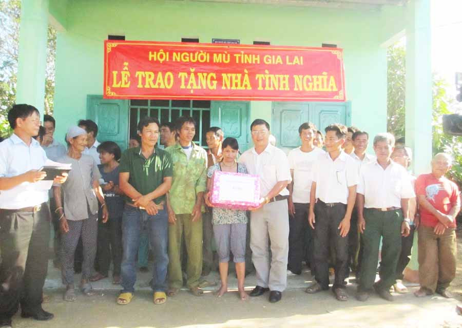  Trao nhà tình nghĩa cho bà Rơ Lan Bing. Ảnh. Đ.Y