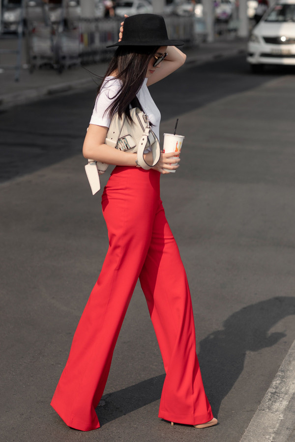  Thay vì phối sơ mi cùng quần lụa khi đi làm, Mai Thanh Hà diện trang phục mang hơi hướng cổ điển cùng áo thun trắng tiệp màu túi Dior đeo chéo.