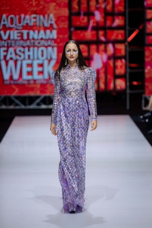 Tất cả các thiết kế đều được tạo nên để tôn vinh triệt để nét đẹp đài các, quý phái và sang trọng của những tiểu thư “trướng rủ màn che”. Và “Trâm Anh Thế Phiệt” cũng chính là BST dành cho người phụ nữ của thế giới hiện đại - tự tin, thanh lịch, lôi cuốn và hấp dẫn một cách mê hoặc. 