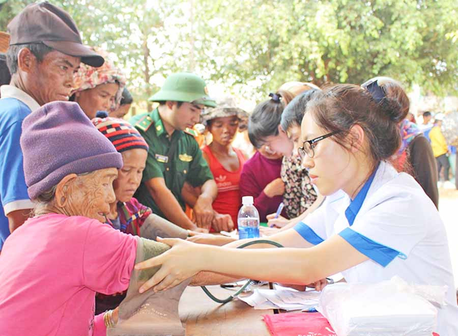  Các y-bác sĩ Câu lạc bộ Thầy thuốc trẻ tỉnh khám bệnh cho người dân xã Ia Dom (huyện Đức Cơ). Ảnh: T.B