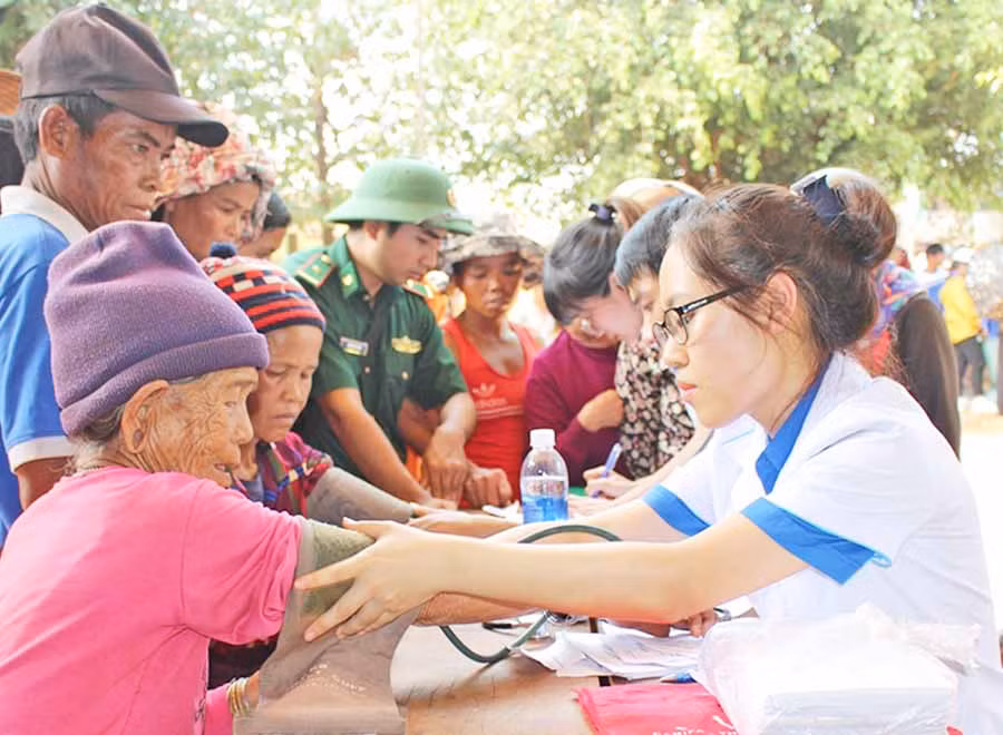  Các y-bác sĩ Câu lạc bộ Thầy thuốc trẻ tỉnh khám bệnh cho người dân xã Ia Dom (huyện Đức Cơ). Ảnh: T.B