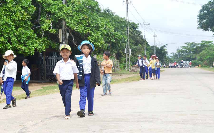 Học sinh xã Phú Cần (huyện Krông Pa, Gia Lai) đến trường trên những con đường bê tông sạch sẽ, rộng rãi. Ảnh: internet  Học sinh xã Phú Cần (huyện Krông Pa) đến trường trên những con đường bê tông sạch sẽ, rộng rãi. Ảnh: internet