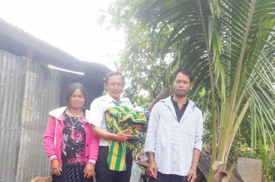 Tài xế Cường (đứng giữa) cùng vợ chồng sản phụ. Ảnh: Anh Huy