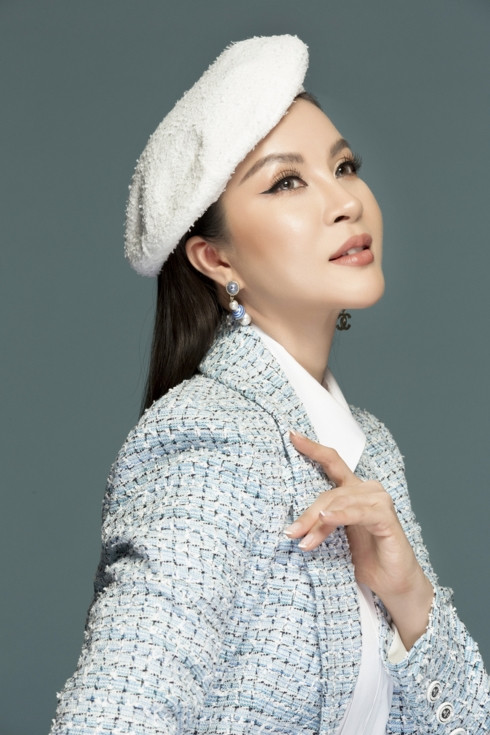 Nữ MC còn khéo léo chọn mũ nồi trắng, phụ kiện hoa tai dạng cườm đồng điệu với thắt lưng vô cùng sành điệu.  Nữ MC còn khéo léo chọn mũ nồi trắng, phụ kiện hoa tai dạng cườm đồng điệu với thắt lưng vô cùng sành điệu.