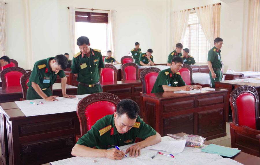 Các cán bộ thực hành phần thi. Ảnh: Vĩnh Hoàng