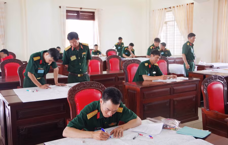 Các cán bộ thực hành phần thi. Ảnh: Vĩnh Hoàng