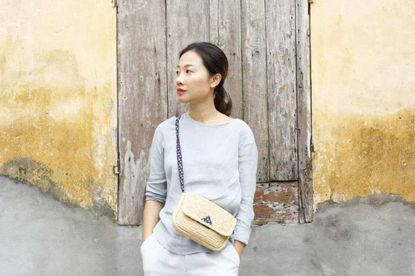 Hải Minh và thiết kế túi cói raffia cùng quai đeo cotton - Ảnh: L.I.  Hải Minh và thiết kế túi cói raffia cùng quai đeo cotton - Ảnh: L.I.