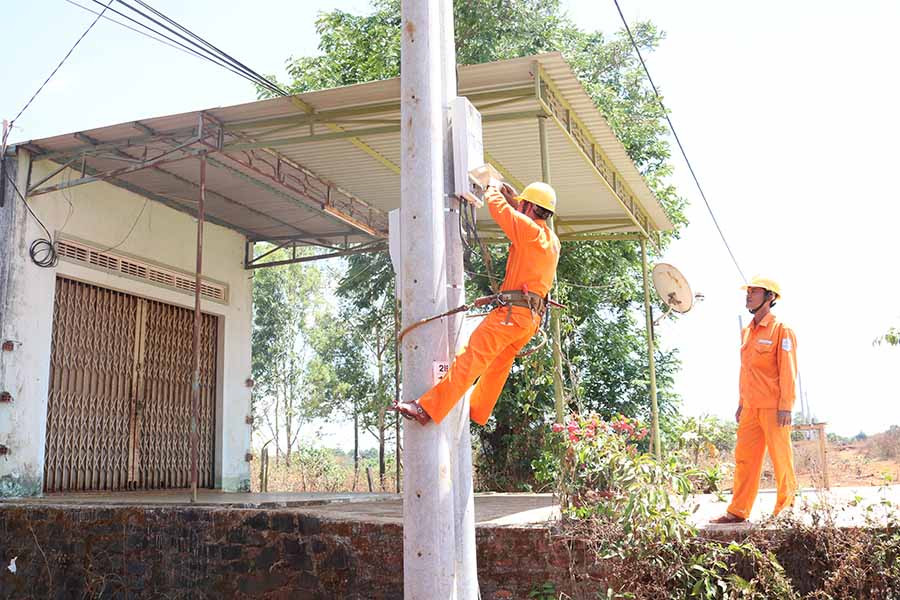  Điện lực Ia Grai chuyển công tơ về gần nhà nhằm đảm bảo an toàn lưới điện cho khách hàng. Ảnh: Hoành Sơn