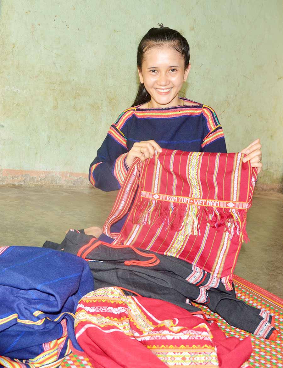 Chị Rmah H'Ren (Plei Gok, xã Ia Piar, huyện Phú Thiện) chuẩn bị các mặt hàng thổ cẩm để phục vụ du khách. Ảnh: T.Đ