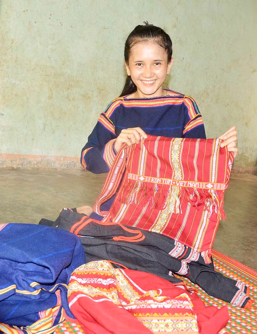 Chị Rmah H'Ren (Plei Gok, xã Ia Piar, huyện Phú Thiện) chuẩn bị các mặt hàng thổ cẩm để phục vụ du khách. Ảnh: T.Đ