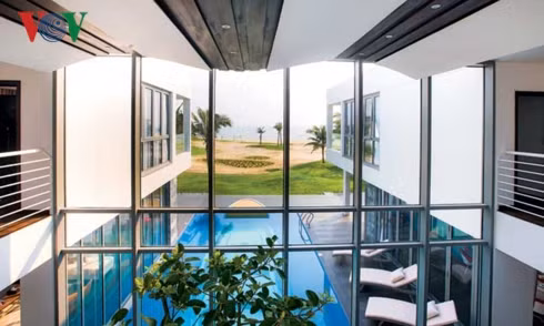  Đây cũng là khoảng thông tầng rất rộng, với những vách kính lớn xóa nhòa ranh giới bên trong – bên ngoài.