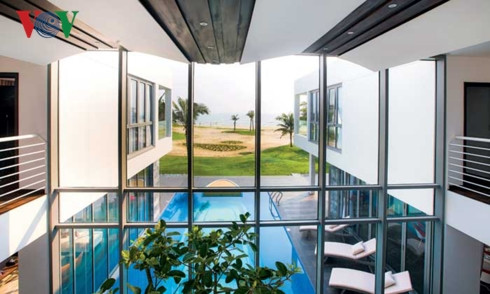 Đây cũng là khoảng thông tầng rất rộng, với những vách kính lớn xóa nhòa ranh giới bên trong – bên ngoài.  Đây cũng là khoảng thông tầng rất rộng, với những vách kính lớn xóa nhòa ranh giới bên trong – bên ngoài.