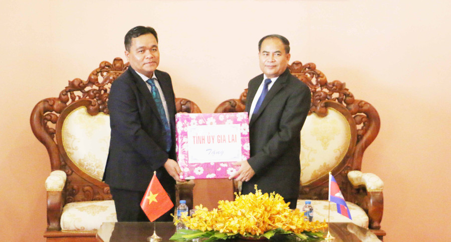 Đồng chí Hồ Văn Niên tặng quà cho lãnh đạo tỉnh Stung Treng nhân dịp năm mới Ảnh: Quang Tấn