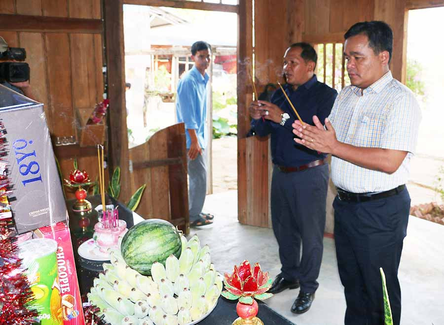 Phó Bí thư Thường trực Tỉnh ủy Hồ Văn Niên (bìa phải) dâng hương trước hài cốt các liệt sĩ vừa được Đội K52 tìm kiếm, quy tập tại tỉnh Preah Vihear (Vương quốc Campuchia). Ảnh: Q.T