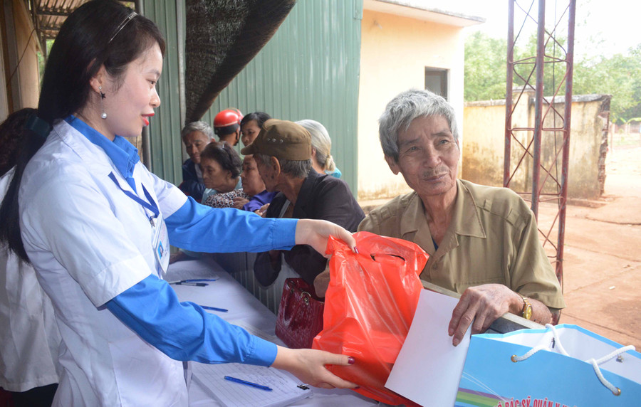Cấp thuốc và tặng quà cho người dân. Ảnh: Vĩnh Hoàng