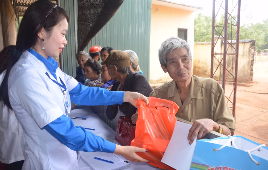 Cấp thuốc và tặng quà cho người dân. Ảnh: Vĩnh Hoàng