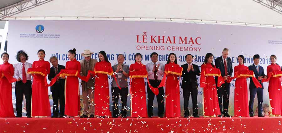 Các đại biểu cắt băng khai mạc Hội chợ Quốc tế OCOP. Ảnh: Q.T Các đại biểu cắt băng khai mạc Hội chợ Quốc tế OCOP. Ảnh: Q.T