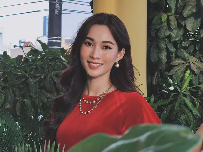 Từ góc chụp chính diện, Thu Thảo được khen sắc sảo, khá Tây giống Hoa hậu Việt Nam 2018 Trần Tiểu Vy. Lâu nay, khán giả đều nghĩ hai người đẹp đại diện cho 2 nhan sắc Việt khác hẳn nhau ở 2 giai đoạn: Thu Thảo dịu dàng còn Tiểu Vy hiện đại hơn.