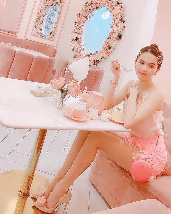 Từ đầu năm 2018, Ngọc Trinh đặc biệt cảm tình với màu hồng. Cô liên tục chọn váy áo và phụ kiện tông màu ngọt ngào này để tôn làn da trắng sáng.