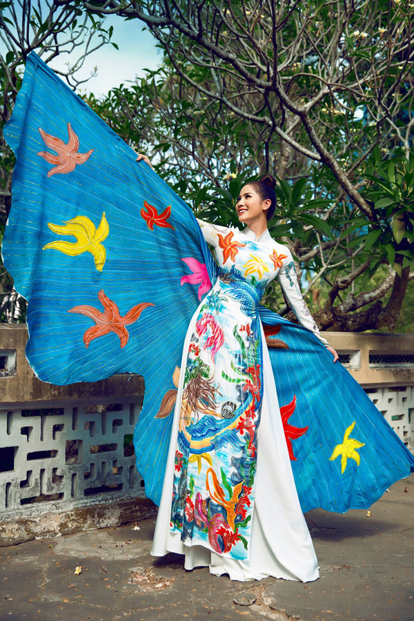  Á hậu Hoàng Hạnh làm nàng thơ trong bộ sưu tập áo dài 'Đại dương xanh' của NTK Tommy Nguyễn. Những trang phục có tone màu xanh nước biển là chủ đạo bên cạnh gam màu trắng. 