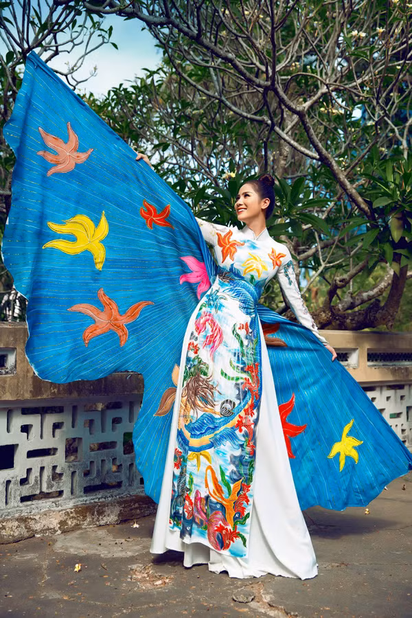  Á hậu Hoàng Hạnh làm nàng thơ trong bộ sưu tập áo dài 'Đại dương xanh' của NTK Tommy Nguyễn. Những trang phục có tone màu xanh nước biển là chủ đạo bên cạnh gam màu trắng. 