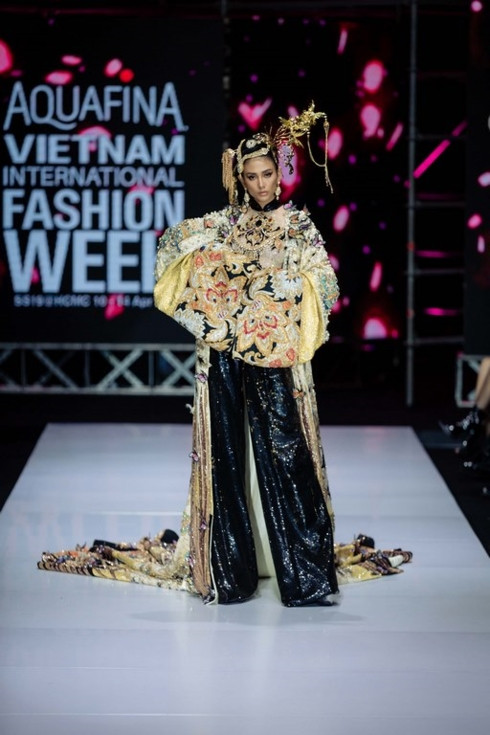 Điểm nhấn đặc biệt tiếp theo của BST chính là sự xuất hiện của siêu mẫu Võ Hoàng Yến ở vai trò vedette. 