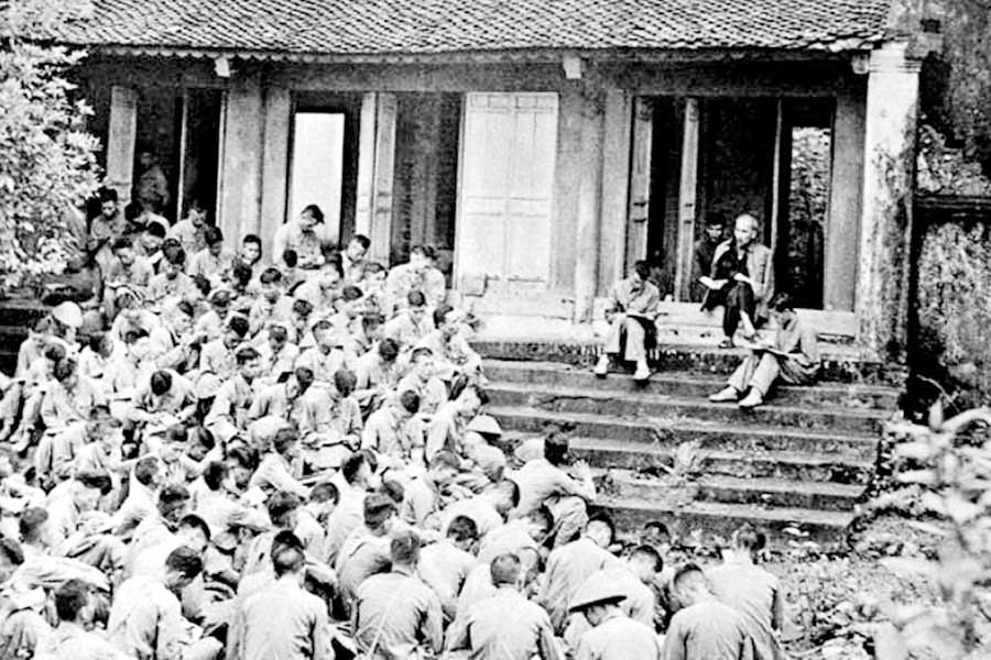  Bác Hồ nói chuyện với các chiến sĩ Đại đoàn Quân Tiên Phong tại Khu di tích Đền Hùng ngày 18-9-1954 (Ảnh tư liệu).