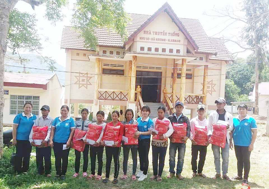 Tặng quà cho hội viên phụ nữ nghèo tại xã Krong, huyện Kbang. Ảnh: Nguyên Bình