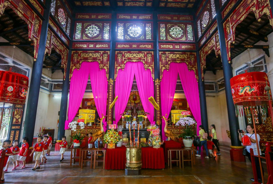 Ở trung tâm chính điện đặt ngai thờ vua Hùng. Ngoài ra, nơi đây còn có bài vị thờ tổ tiên, bách tính, lương thần và danh tướng. Ở trung tâm chính điện đặt ngai thờ vua Hùng. Ngoài ra, nơi đây còn có bài vị thờ tổ tiên, bách tính, lương thần và danh tướng.