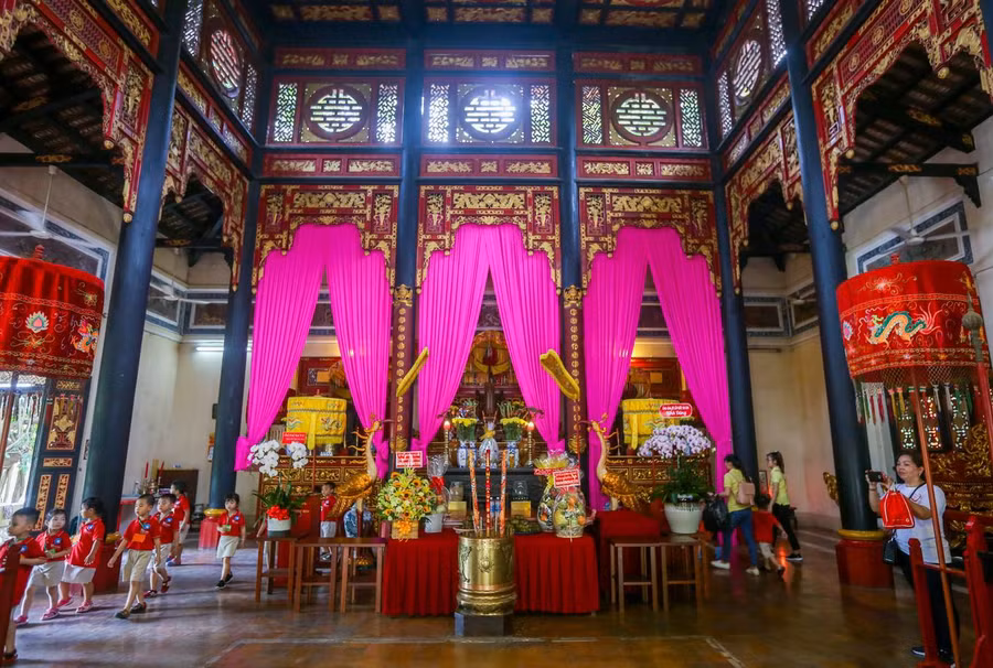 Ở trung tâm chính điện đặt ngai thờ vua Hùng. Ngoài ra, nơi đây còn có bài vị thờ tổ tiên, bách tính, lương thần và danh tướng.